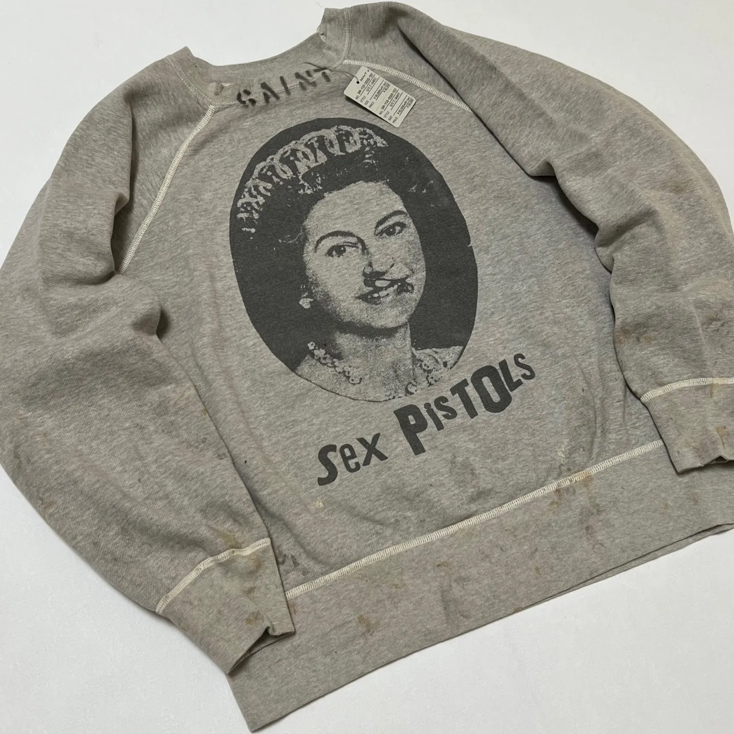 SAINT Mxxxxxx x SEX PISTOLS QUEEN SP_CREW SWT/GRAY band co-branded retro sweatshirt Queen's distressed sweatshirt with holes Distressed gray S-XL Retro distressed distressed hole wash treatment Hand-made graffiti treatment Factory four-needle six-thread boneless sewing Correct co-branded collar label/correct fruit label/wash water label/little angel label